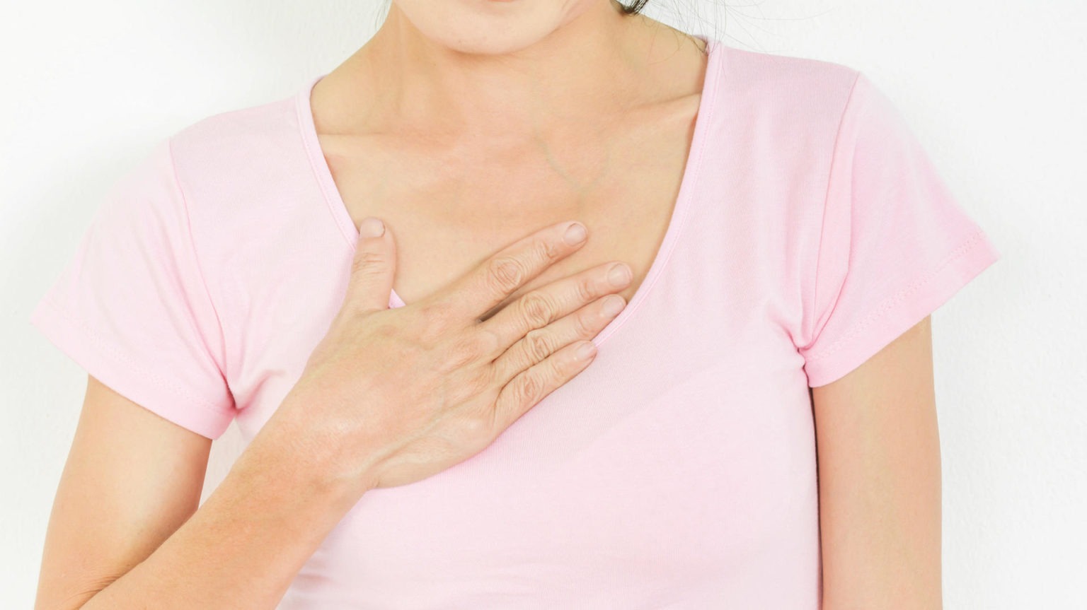 Покраснение кожи на грудной клетке. Неприятные ощущения в грудной клетке. Неприятное жжение. Дискомфорт за грудиной. Неприятное жжение.